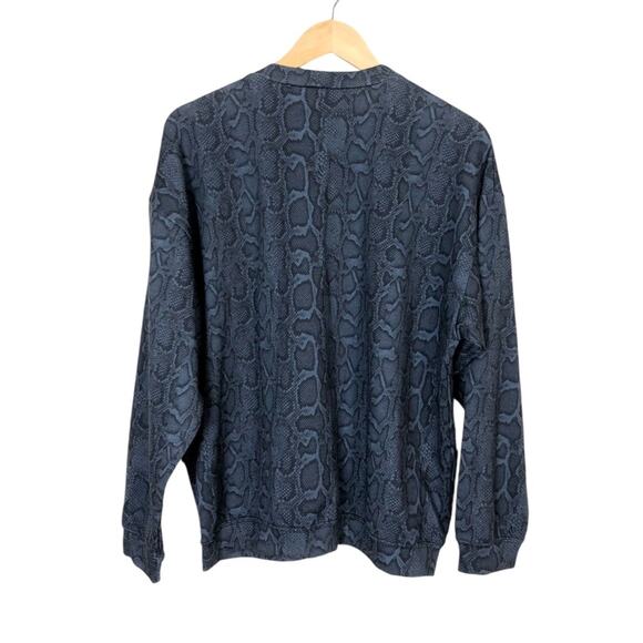 NWT Onzie Boyfriend Sweatshirt in Serpent Gray Blue Snake Print OS - Picture 4 of 6